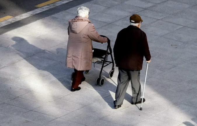 Dos jubilados pasean por Bilbao. EFE/ Luis Tejido