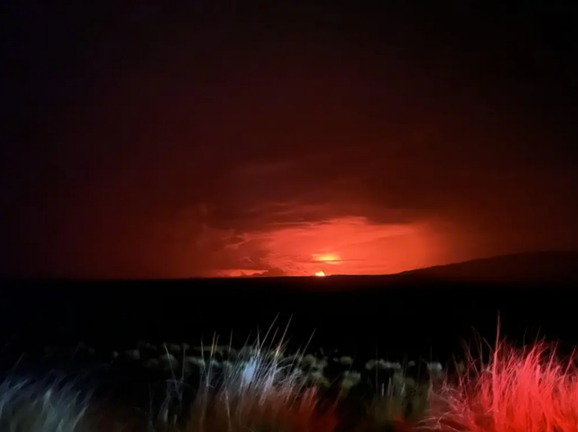 Fotografía cedida por el Observatorio de volcanes de Hawái a través del Servicio Geológico de Estados Unidos (USGS) donde se aprecia la erupción del volcán Mauna Loa, en Waikoloa, Hawái (Estados Unidos). EFE/Hawaiian Volcano Observatory