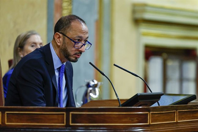 El socialista Alfonso Rodríguez Gómez de Celis, interviene durante la ultima jornada de debate y votación de los presupuestos en el pleno del Congreso, este jueves. EFE/ Chema Moya
