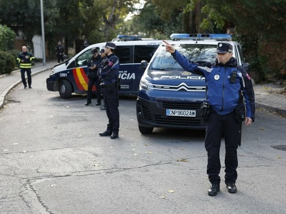 Miembros de la Policía Nacional y la Policía Municipal montan un cordón de seguridad frente a la Embajada de Ucrania en Madrid. (EFE/Chema Moya)