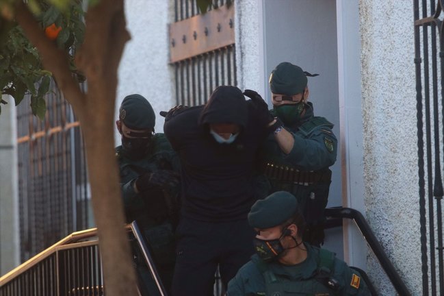 Salida de los juzgados de Fuengirola (Málaga) de 'El melillero', detenido por supuestamente rociar con ácido a su exnovia y una amiga. /E.P. / Alex Zea