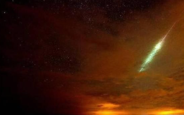Un meteorito entrando en la atmósfera de la tierra. / EFE/NASA