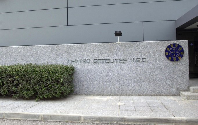 Entrada principal del centro de satélites en la sede de la UEO situado en la base aérea de Torrejón de Ardoz. / PINO
