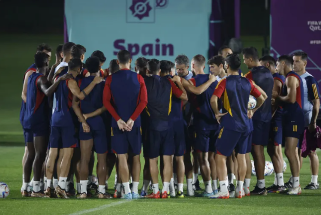 El entrenador de la selección española, Luis Enrique (c), dirige el entrenamiento del equipo nacional en Doha, Catar, este miércoles, en la víspera del encuentro ante Japón perteneciente al grupo E del Mundial de Qatar 2022. EFE/ Juanjo Martín