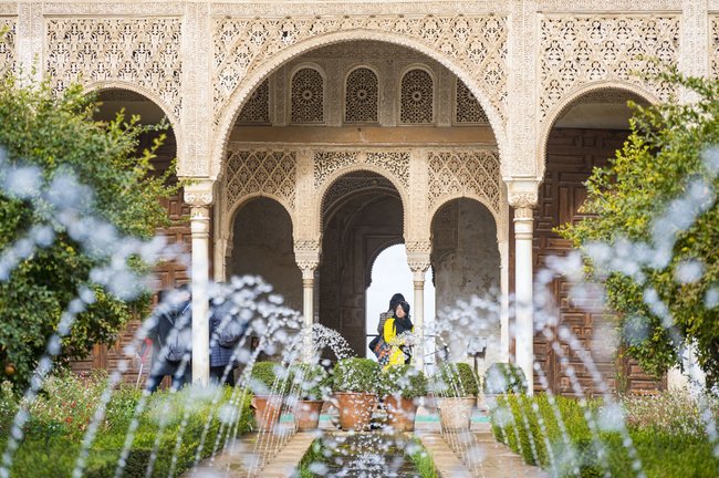 La Alhambra recorre en una exposición la tradición de los barros granadinos. / EFE