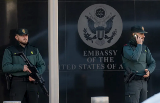 Agentes de la Guardia Civil en la embajada de EEUU en Madrid. EFE/Fernando Villar