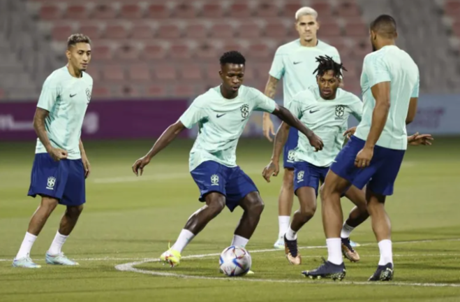 El delantero de Brasil Vinicius Junior (2i) participa en un entrenamiento de su selección en el estadio Al Arabi en Doha, Catar, este jueves. EFE/Rodrigo Jiménez