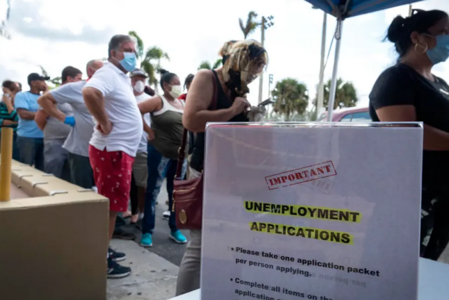 Vista de un punto de aplicaciones para beneficios por desempleo, en Hialeah, Florida (EE.UU.), en una fotografía de archivo. EFE/Cristobal Herrera