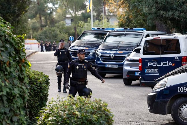 Policía españoles en las proximidades de la Embajada de Ucrania en Madrid después de la explosión este miércoles de un artefacto que hirió a un empleado de la legación diplomática. EFE/ Chema Moya