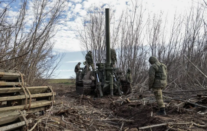 Fuerzas de la autoproclamada República Popular de Donetsk se preparan para disparar un mortero cerca de Bakhmut, en la región de Donetsk. EFE/EPA/Alessandro Guerra