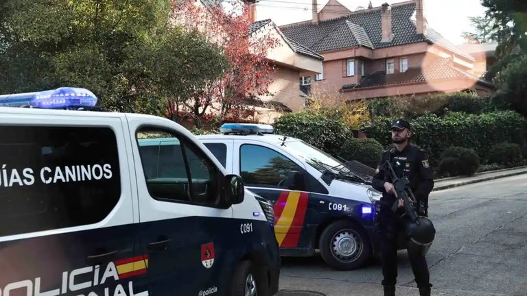 La Policía acordona la Embajada de Ucrania en Madrid. EP