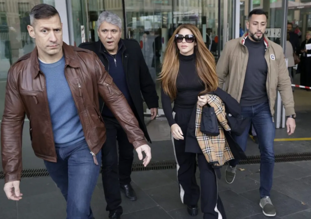 La cantante colombiana Shakira a su salida del Juzgado tras firmar esta mañana el acuerdo sobre la custodia de sus hijos que pactó con el futbolista Gerard Piqué tras su reciente separación. EFE/Quique Garcia