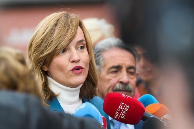 La portavoz del PSOE y minsitra de Educación, Pîlar Alegría, en declaraciones a la prensa en Arenas de Iguña.
JUAN MANUEL SEWRRANO ARCE-EUROPA PRESS
01/12/2022