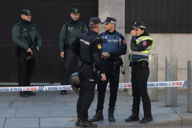 Agentes de la Guardia Civil y la Policía Nacional en la embajada de EEUU en Madrid, tras recibir un sobre con explosivos dirigido a la embajadora. EFE/Fernando Villar
