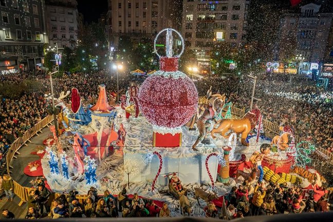 Centenares de personas se congregan en la pista de hielo en la Porticada, este viernes en Santander, día en el que se han encendido las luces navideñas e inaugurado el mercado de Navidad en la plaza Pombo. EFE/ Román G. Aguilera
