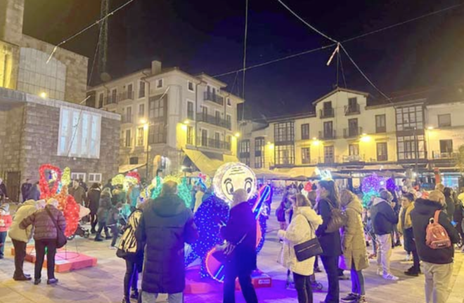 El alumbrado navideño ya ilumina las calles de Torrelavega. / alerta