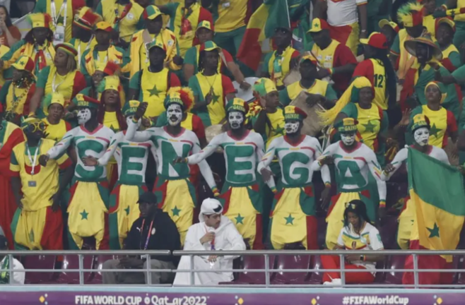 Aficionados de Senegal animan a su equipo desde la grada del estadio Kalifa, en Doha, durante un partido de la fase de grupos del Mundial de Qatar. EFE/Esteban Biba