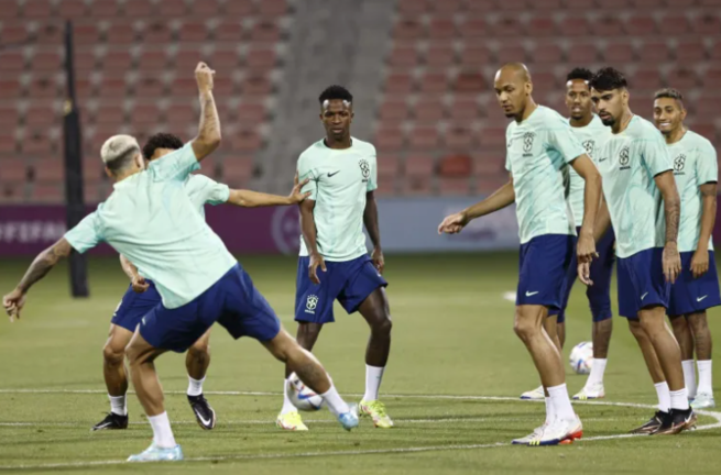 El delantero de Brasil Vinicius Junior (c) participa en un entrenamiento de su selección en el estadio Al Arabi en Doha, Catar. EFE/Rodrigo Jiménez