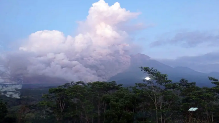 Erupción del volcan Semeru, en la isla indonesia de Java. EFE/EPA/BNPB
