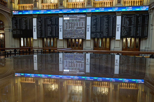 Paneles del Ibex 35 en el Palacio de la Bolsa. / Jesús Hellín