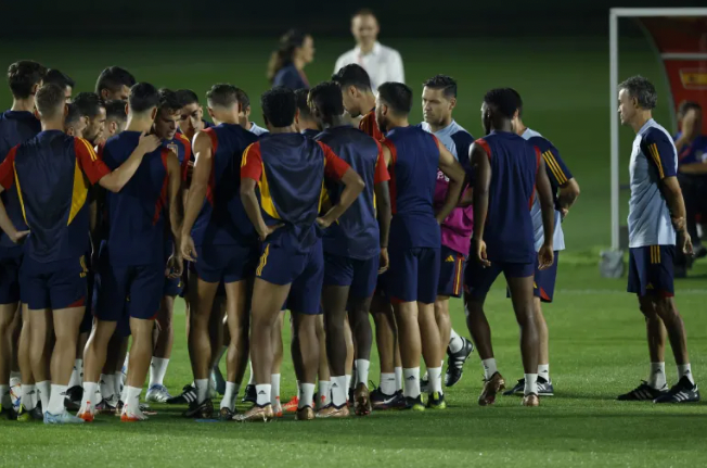 Los jugadores de la selección española durante el entrenamiento que han realizado hoy lunes en las instalaciones de la Universidad de Catar, sede del combinado español en Doha. EFE/Juanjo Martín