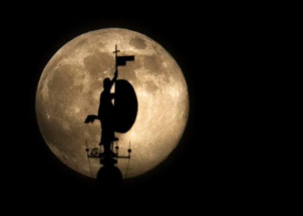 La silueta del giraldillo, que corona la Giralda de Sevilla, sobre la luna llena EFE/José Manuel Vidal/Archivo