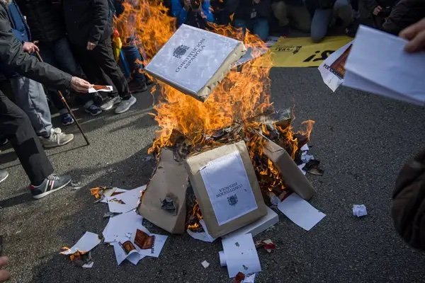 Los CDR queman réplicas de la Constitución española en una concentración contra la reforma del Código Penal FOTO: LORENA SOPENA - EUROPA PRESS EUROPA PRESS