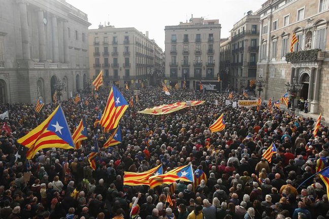 Vista general de la manifestación convocada por la Asamblea Nacional Catalana en contra de la derogación del delito de sedición en Barcelona este martes en la Plaza de San Jaume con motivo del Día de la Constitución española. EFE / Marta Pérez