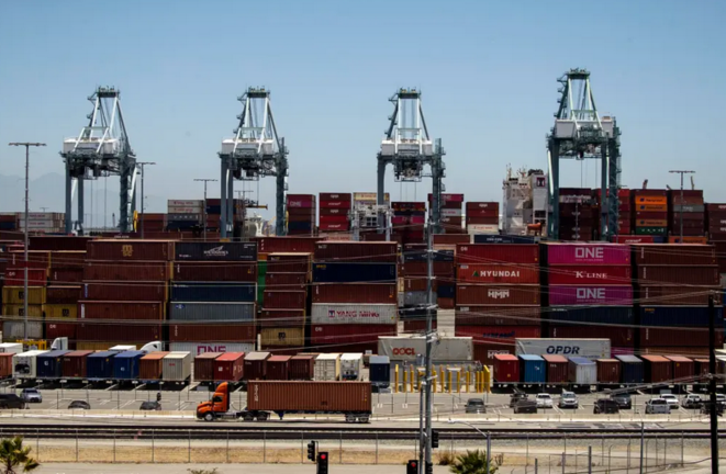Vista del descargue de contenedores en el puerto de Los Ángeles, California, en una fotografía de archivo. EFE/Etienne Laurent