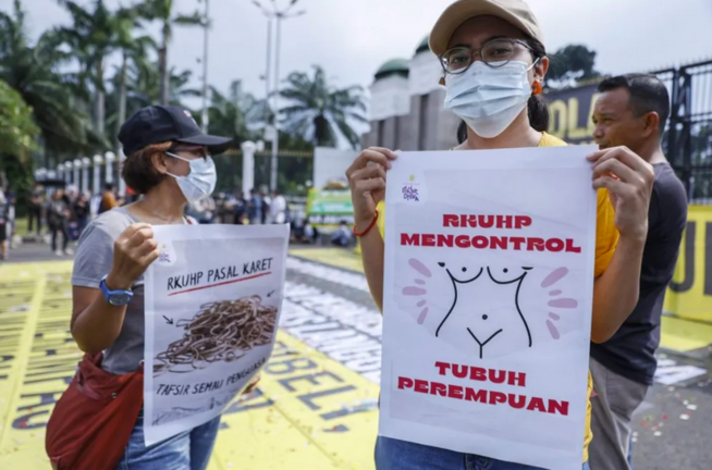Un manifestante sostiene un cartel que dice "La ley penal controla el cuerpo de la mujer" durante una protesta frente al Parlamento en Yakarta contra la reforma del Código Penal.EFE/EPA/Mast Irham