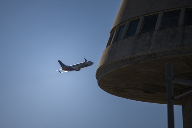 Vista de un avión en el aeropuerto de Barcelona. E.P. / Lorena Sopêna