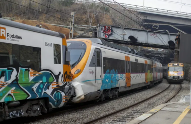 Los dos trenes que han sufrido un choque este miércoles en la estación de Montcada i Reixac (Barcelona). EFE / Marta Pérez