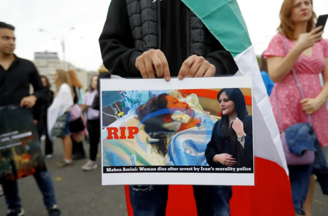 Una protesta por la muerte de Mahsa Amini. EFE/EPA/Robert Ghement