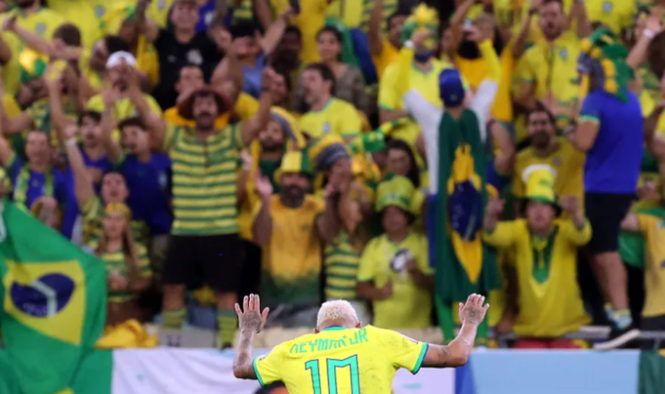 El brasileño Neymar saluda a la afición tras el partido contra Corea del Sur. EFE/Abedin Taherkenareh
