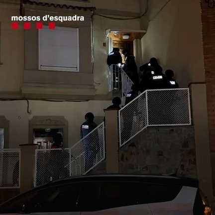 Agentes de Mossos d'Esquadra acceden al domicilio de la funcionaria de prisiones detenida por presuntamente traficar con drogas en el centro penitenciario de Figueres (Girona). E.P.