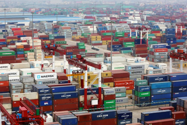 Multitud de contenedores en el puerto de Qingdao (China). EFE/Wu Hong/Archivo