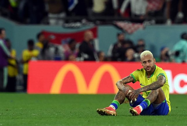El delantero brasileño Neymar Jr. lamenta la derrota ante Croacia tras su encuentro de cuartos de final del Mundial de Qatar 2022, este viernes en Doha (Catar). EFE/ Neil Hall