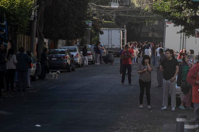 Ciudadanos evacuan sus viviendas tras escuchar una alerta sísmica hoy, en la Ciudad de México (México). EFE/ Isaac Esquivel