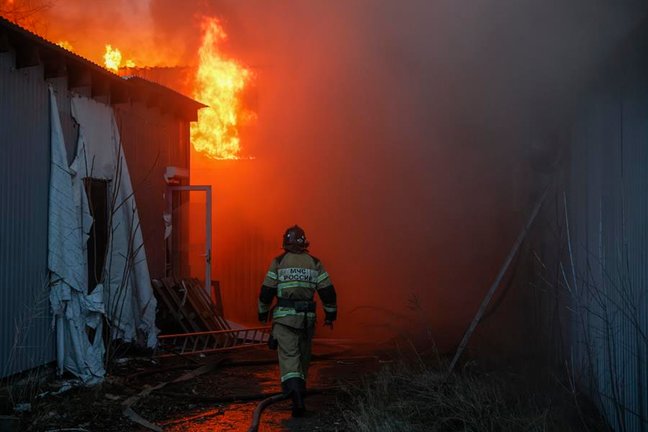 Los bomberos extinguen el fuego en el centro de Donestk, en Ucrania. EFE / SERGEI ILNITSKY