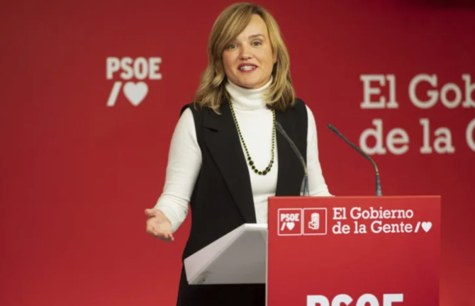 La portavoz del PSOE y ministra de Educación, Pilar Alegría durante una rueda de prensa. / Fernando Villar