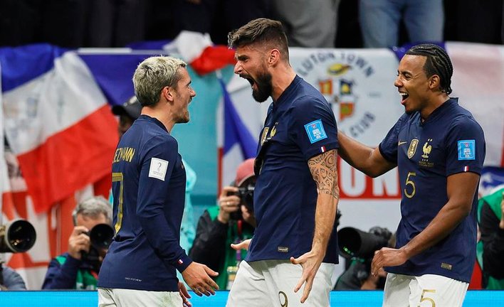 Olivier Giroud (c) celebra con Antoine Griezmann (i) y Jules Kounde (d) la victoria ante Inglaterra en la Copa del Mundo 2022. EFE / Ronald Wittek