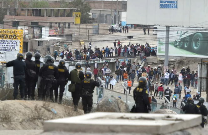 Manifestantes enfrentan a miembros de la Policía, hoy, durante una protesta en las inmediaciones del aeropuerto de la ciudad de Arequipa (Perú). EFE/José Sotomayor
