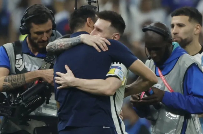 El argentino Lionel Messi (d) celebra con el seleccionador Lionel Scaloni la clasificación para la final del Mundial de Fútbol Qatar 2022, tras vencer a Croacia en el estadio de Lusail (Catar). EFE / Juanjo Martin