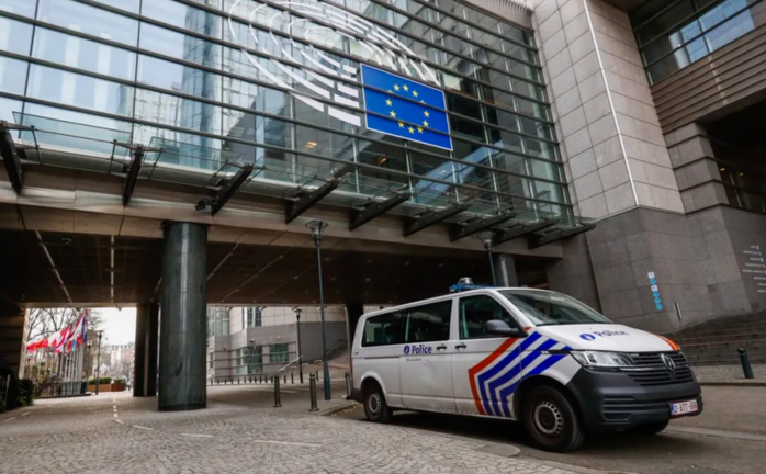 Una furgoneta de la policía hace guardia frente al Parlamento Europeo en Bruselas. EFE/EPA/Stephanie Lecocq