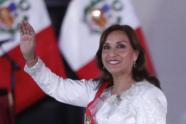 La presidenta de Perú, Dina Boluarte, saluda durante una ceremonia en la cual ha nombrado a los ministros de su gabinete ayer, en el Palacio de Gobierno de Lima (Perú). EFE/Paolo Aguilar