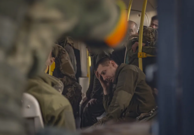 Militares ucranianos en un autobús mientras son evacuados de la planta siderúrgica Azovstal. EFE/EPA/Alessandro Guerra