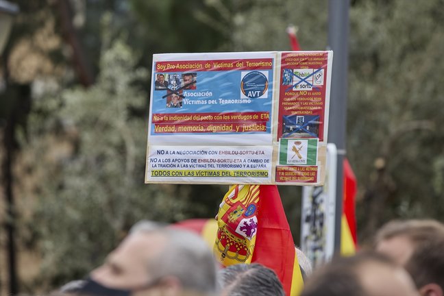 Una pancarta que exige 'Verdad, memoria, dignidad y justicia', en una manifestación a favor de las víctimas del terrorismo, este año, en Madrid. E.P. / Carlos Luján