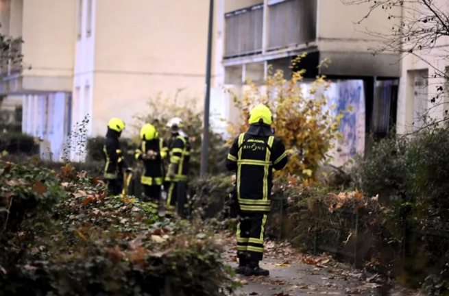 Una dotación de bomberos trabaja en el edificio de apartamentos de Vaulx-en-Velin, en las afueras de Lyon, que se ha incendiado esta madrugada, EFE/EPA/Joel Philippon