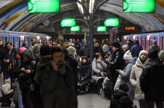 Decenas de personas se han refugiado este viernes en el metro de Kiev durante una alerta de ataque aéreo. EFE/EPA/Oleg Petrasyuk
