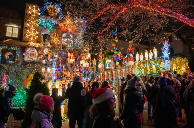 Personas visitan decoraciones navideñas puestas en las entradas de casas, el 8 de diciembre de 2022 en el barrio residencial de Dyker Heights, al sur de Brooklyn, Nueva York (EE. UU). EFE/Ángel Colmenares